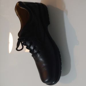 Nursemates black leather slip resistant shoe 8.5